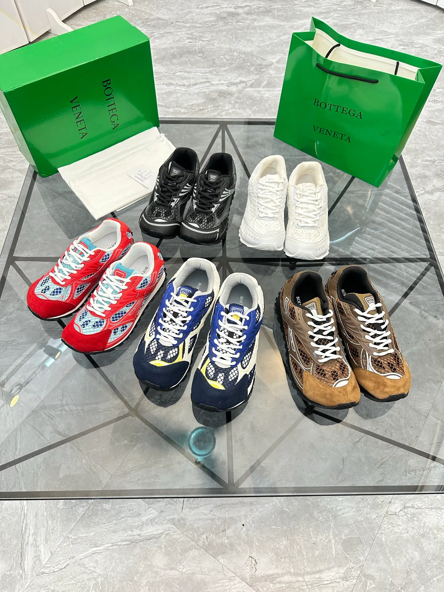 Factory men's shoes 💰: 620💰 (top version) BV Orbit sneakers Wang Yibo's same style couple's dad shoes Runner sneakers, made of lightweight technical mesh fabric. Matched with geometric pattern designed rubber outsole Wang Zha series high version Look for the package craftsmanship The actual height is much higher, but the legs are still slim. Very nice and playable and durable Matching to the standard 💯 Package shoe technology Look for the high version The outsole is made of color-blocked TPU outsole Women's model 35 36 37 38 39 40 41 (40 41 customized) Men's model 38 39 40 41 42 43 44 45. (Customized size 38 45.46) No. H345